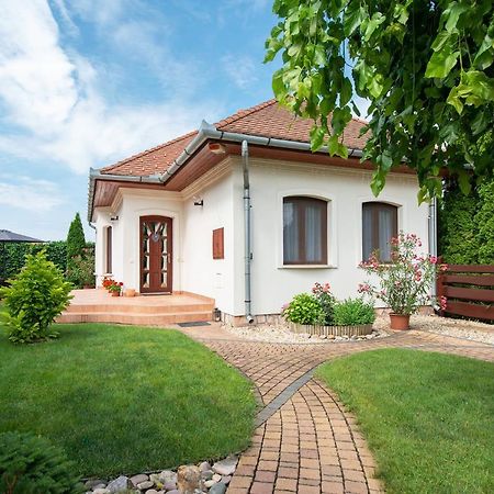 Hajdu Apartman 2. Хайдусобосло Экстерьер фото